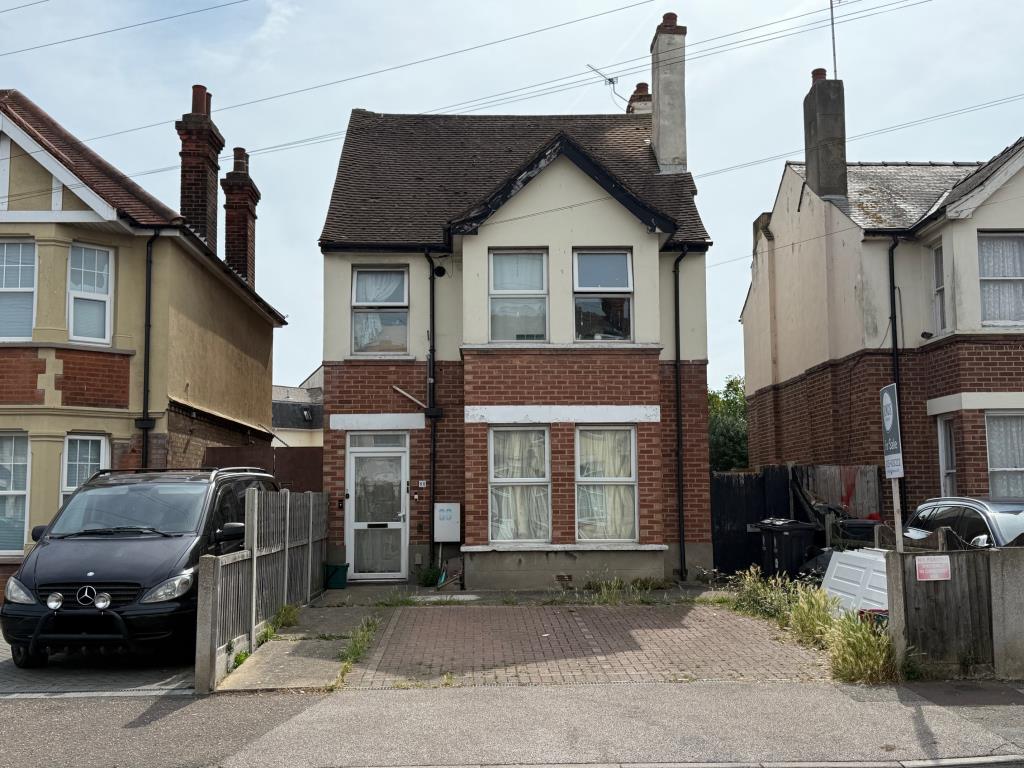 Lot: 71 - FREEHOLD DETACHED BUILDING ARRANGED AS TWO FLATS CURRENTLY LET - Front elevation of the detached property with two parking spaces
